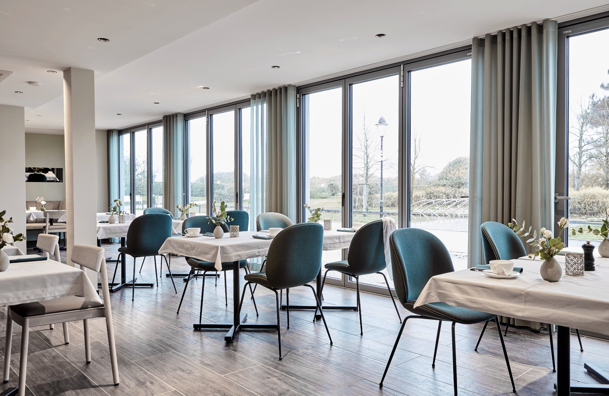 Restaurant an der Fensterfront – Beachhotel, Travemünde