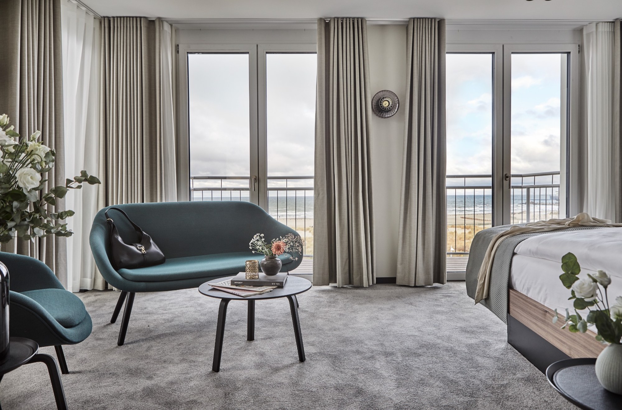 Sitzecke im Hotelzimmer mit Meerblick – Beachhotel, Travemünde