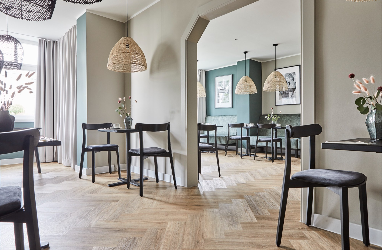 Blick durch den Durchgang in den neu gestalteten Frühstücksraum im Hotel Binzer Hof in Binz