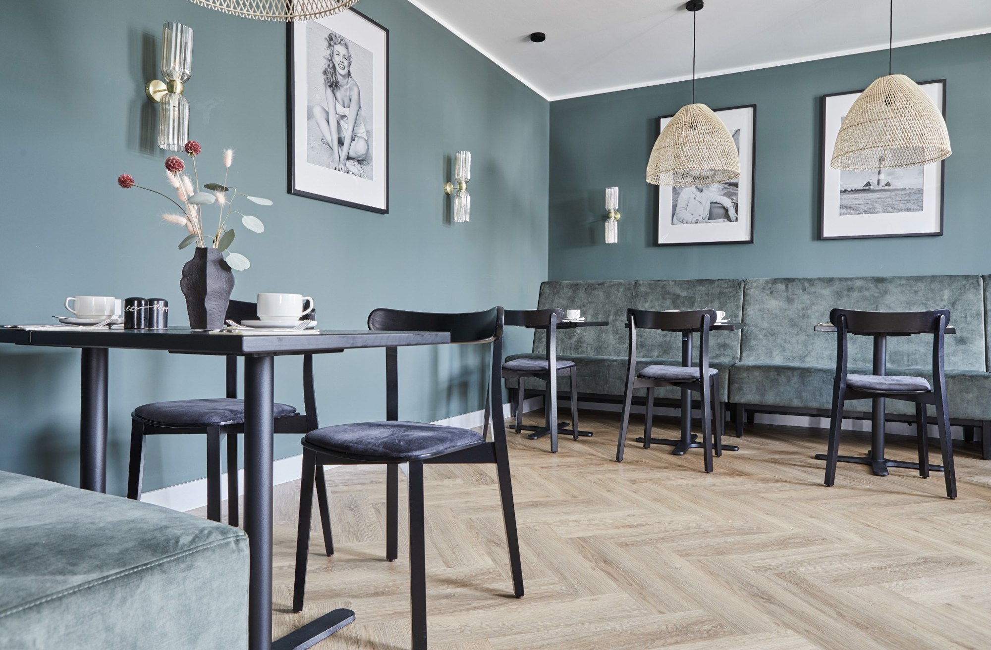 Neu gestaltetes Restaurant mit blauen Wänden – Hotel Binzer Hof, Binz